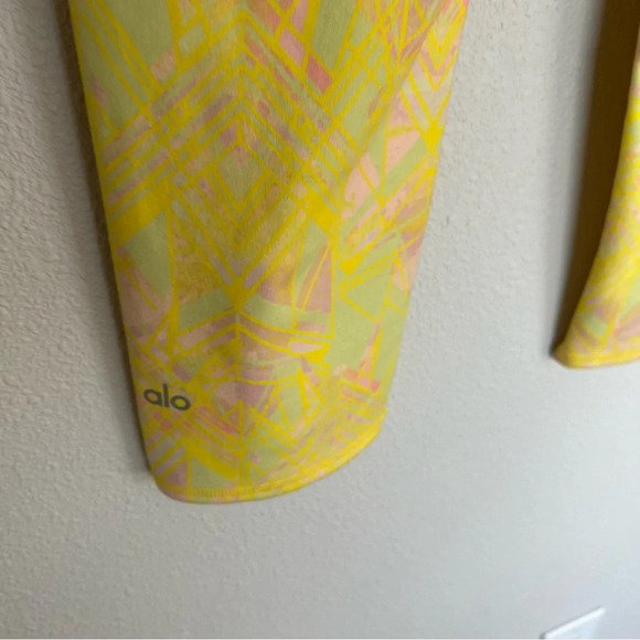 New Alo Yoga Airbrush Capri Leggings Zest Indio Geometric Print NWT Medium - Picture 10 of 13